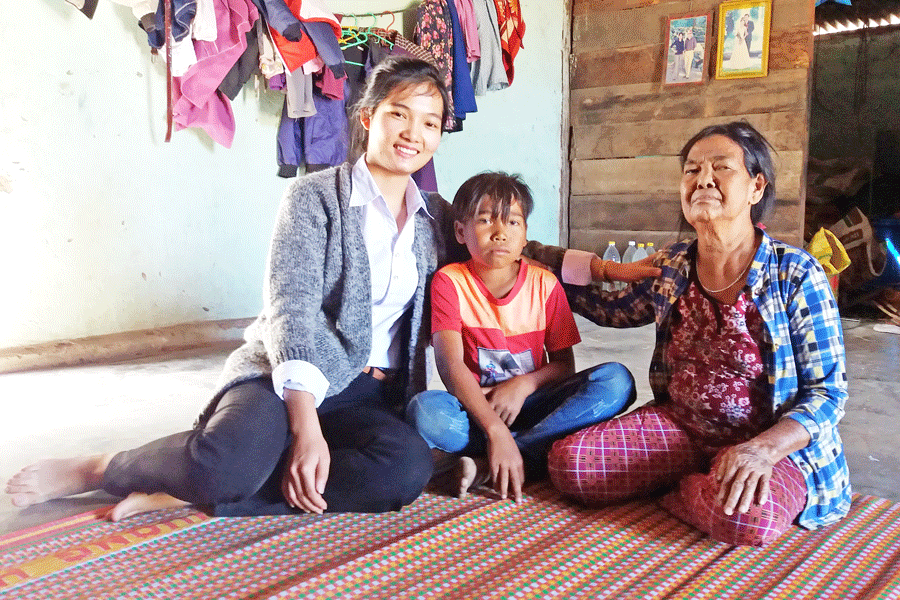 Siu Tươi (ngồi giữa) đã ổn định tinh thần sau cú sốc mất mẹ. Ảnh: N.N Siu Tươi (ngồi giữa) đã ổn định tinh thần sau cú sốc mất mẹ. Ảnh: N.N