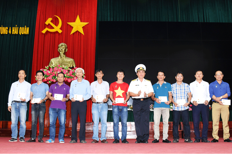 Đại diện Bộ Tư lệnh Vùng 4 Hải quân trao Huy hiệu 