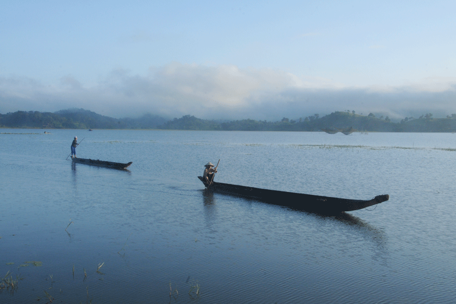 Độc mộc trôi trong sương sớm. Ảnh: N.H.T Độc mộc trôi trong sương sớm. Ảnh: N.H.T