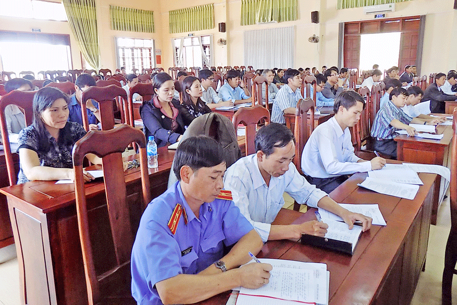 Cán bộ chủ chốt huyện Chư Pưh quán triệt các quy định mới về công tác kiểm tra, giám sát và thi hành kỷ luật của Đảng. Ảnh: T.N Cán bộ chủ chốt huyện Chư Pưh quán triệt các quy định mới về công tác kiểm tra, giám sát và thi hành kỷ luật của Đảng. Ảnh: T.N