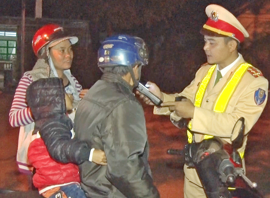 Lực lượng Cảnh sát Giao thông Công an huyện Chư Sê đo nồng độ cồn người tham gia giao thông. Ảnh: M.Đ Lực lượng Cảnh sát Giao thông Công an huyện Chư Sê đo nồng độ cồn người tham gia giao thông. Ảnh: M.Đ