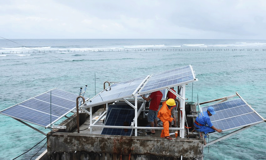 Khẩn trương lắp đặt lại các tấm pin năng lượng mặt trời bị hư hỏng. Ảnh: M.N Khẩn trương lắp đặt lại các tấm pin năng lượng mặt trời bị hư hỏng. Ảnh: M.N