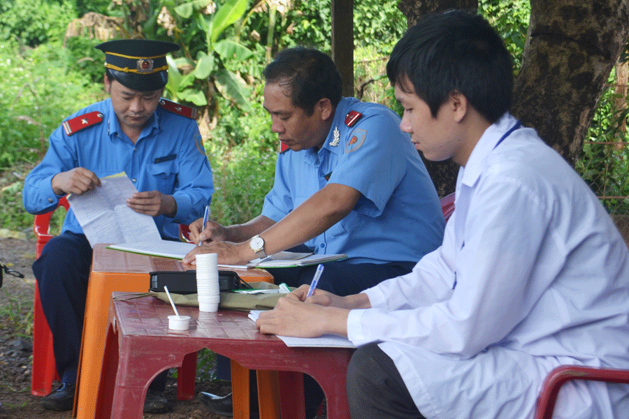 Lực lượng Thanh tra Giao thông phối hợp với các ngành kiểm tra tình trạng tài xế sử dụng chất kích thích, ma túy khi điều khiển phương tiện. Ảnh: L.L Lực lượng Thanh tra Giao thông phối hợp với các ngành kiểm tra tình trạng tài xế sử dụng chất kích thích, ma túy khi điều khiển phương tiện. Ảnh: L.L