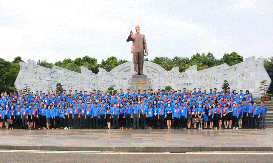 Những cán bộ Đoàn tiêu biểu dâng hoa báo công với Bác. Ảnh: H.Đ.T