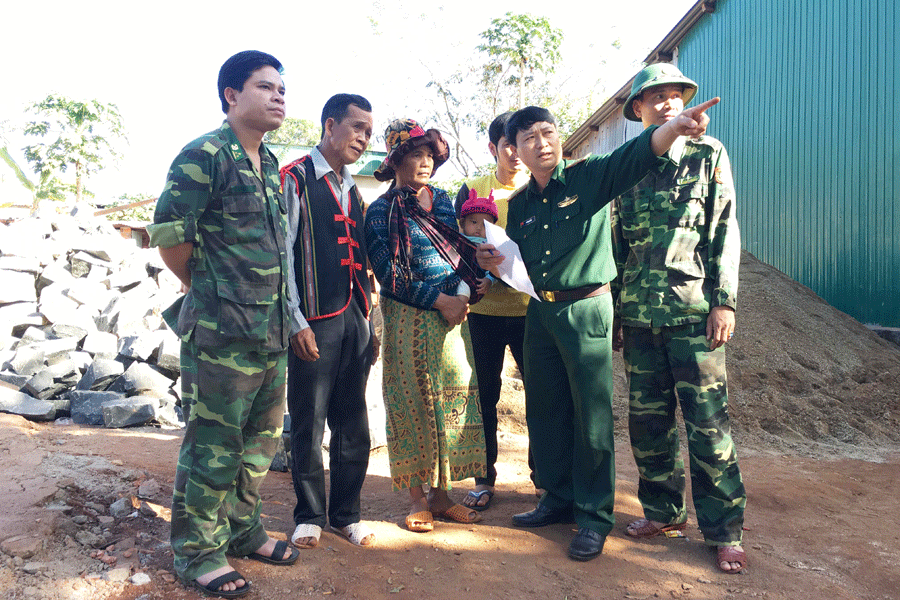 Cán bộ, chiến sĩ Đồn Biên phòng Cửa khẩu Quốc tế Lệ Thanh luôn quan tâm giúp đỡ người dân xã Ia Dom (huyện Đức Cơ) xóa đói giảm nghèo. Ảnh: Thuận Thiên