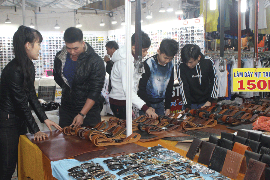 Các bạn trẻ yêu thích lựa chon các mặt hàng da thuộc. Ảnh: N.T