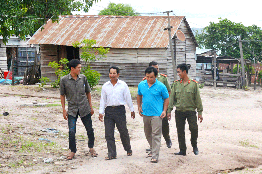 Cán bộ Đội Trinh sát địa bàn Phòng An ninh Dân tộc tiếp xúc tranh thủ người uy tín tại Plei Trang (xã Ia Piar, huyện Phú Thiện). Ảnh:N.H Cán bộ Đội Trinh sát địa bàn Phòng An ninh Dân tộc tiếp xúc tranh thủ người uy tín tại Plei Trang (xã Ia Piar, huyện Phú Thiện). Ảnh:N.H