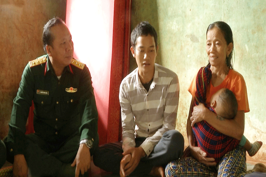 Siu Páo được cán bộ Ban Chỉ huy Quân sự huyện đến nhà động viên. Ảnh: Ngọc Sang