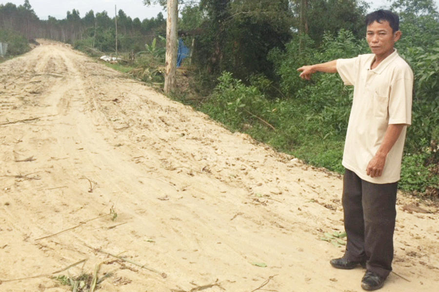 Ông Lê Văn Thành bên đoạn đường mới mở nhờ gia đình và bà con hiến đất, góp công. Ảnh: L.A Ông Lê Văn Thành bên đoạn đường mới mở nhờ gia đình và bà con hiến đất, góp công. Ảnh: L.A