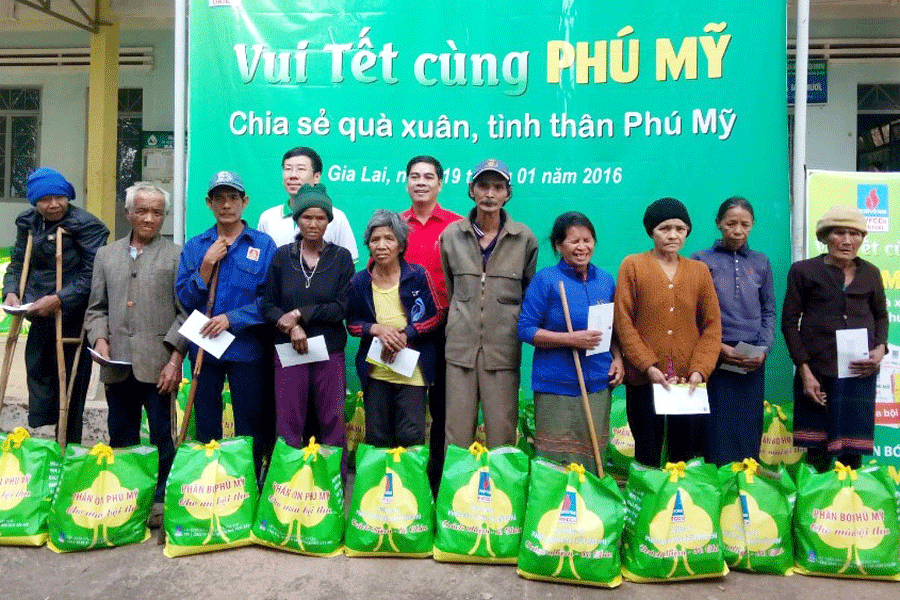 Phối hợp với Đạm Phú Mỹ tặng quà cho người nghèo và nạn nhân da cam. Ảnh: H.N Phối hợp với Đạm Phú Mỹ tặng quà cho người nghèo và nạn nhân da cam. Ảnh: H.N