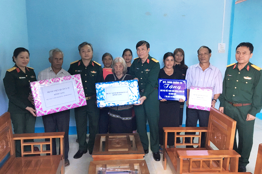 Nhiều phần quà ý nghĩa được Binh đoàn 15 và các đơn vị trao tặng gia đình mẹ Ksor Suê. Ảnh: P.L