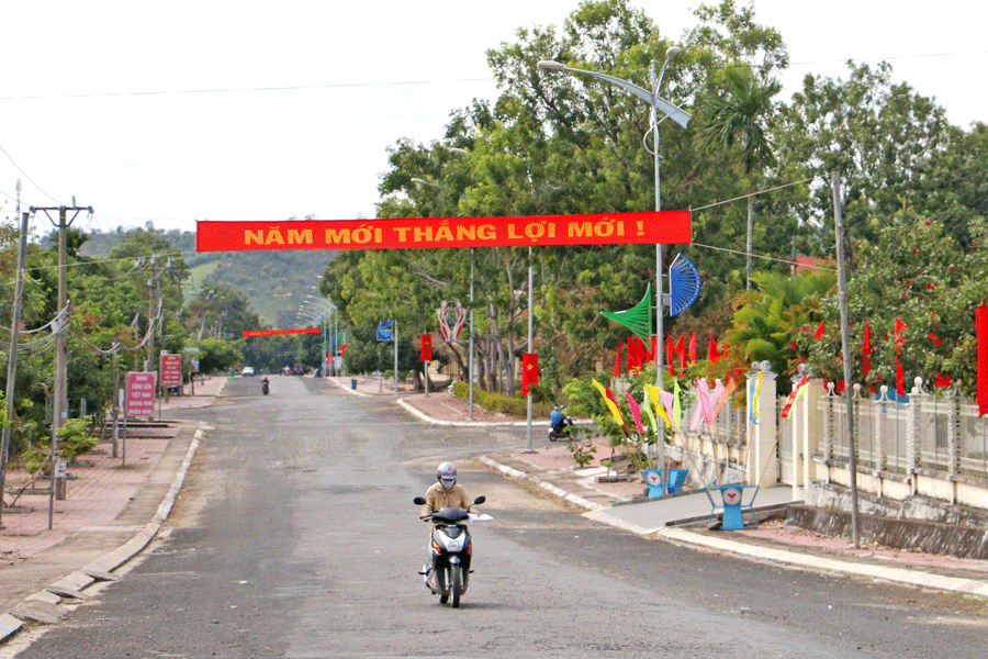 Cờ, băng rôn, khẩu hiệu chúc mừng năm mới đã được ngành chức năng treo lên trên nhiều tuyến đường nội thị. 