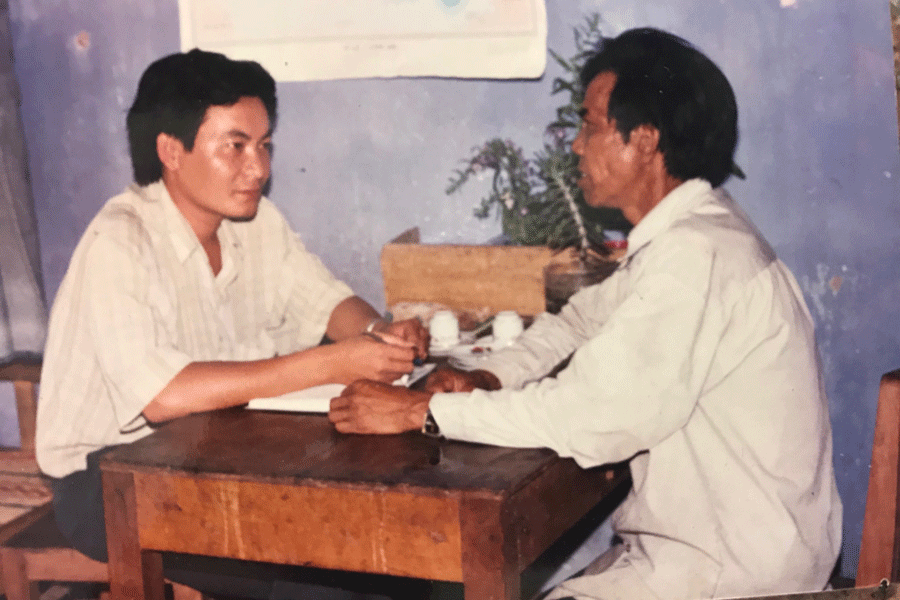 Anh hùng Thanh Minh Tám ( ben phai) trong một lần trò chuyện với pv báo Gia Lai năm 1996.