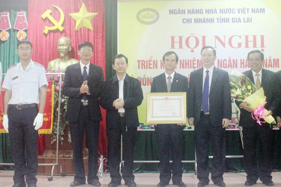 Bí thư Tỉnh ủy Dương Văn Trang trao tặng Huân chương Lao động hạng nhất cho Ngân hàng Nhà nước-Chi nhánh tỉnh Gia Lai. Ảnh: S.C Bí thư Tỉnh ủy Dương Văn Trang trao tặng Huân chương Lao động hạng nhất cho Ngân hàng Nhà nước-Chi nhánh tỉnh Gia Lai. Ảnh: S.C