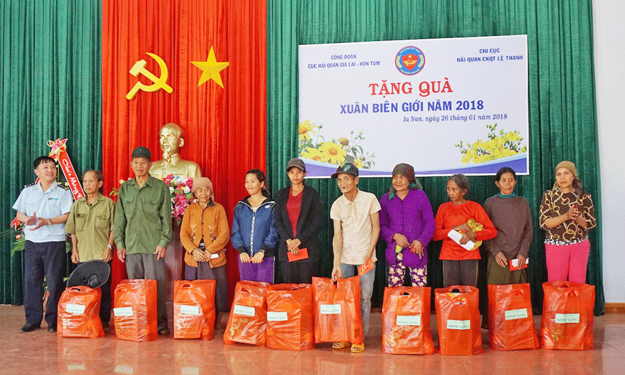 Tặng quà cho đồng bào nghèo xã Ia Nan. Ảnh: H.D