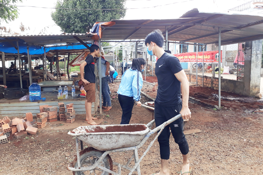 Các em học sinh tham gia làm khu chợ cho những người bán rong là đồng bào dân tộc thiểu số. Ảnh: N.G Các em học sinh tham gia làm khu chợ cho những người bán rong là đồng bào dân tộc thiểu số. Ảnh: N.G