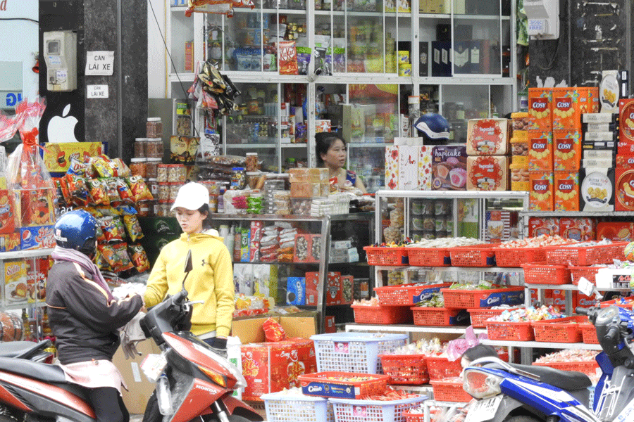 Đa dạng các loại hàng hóa thực phẩm bày bán trong dịp đón Tết. Ảnh: T.N