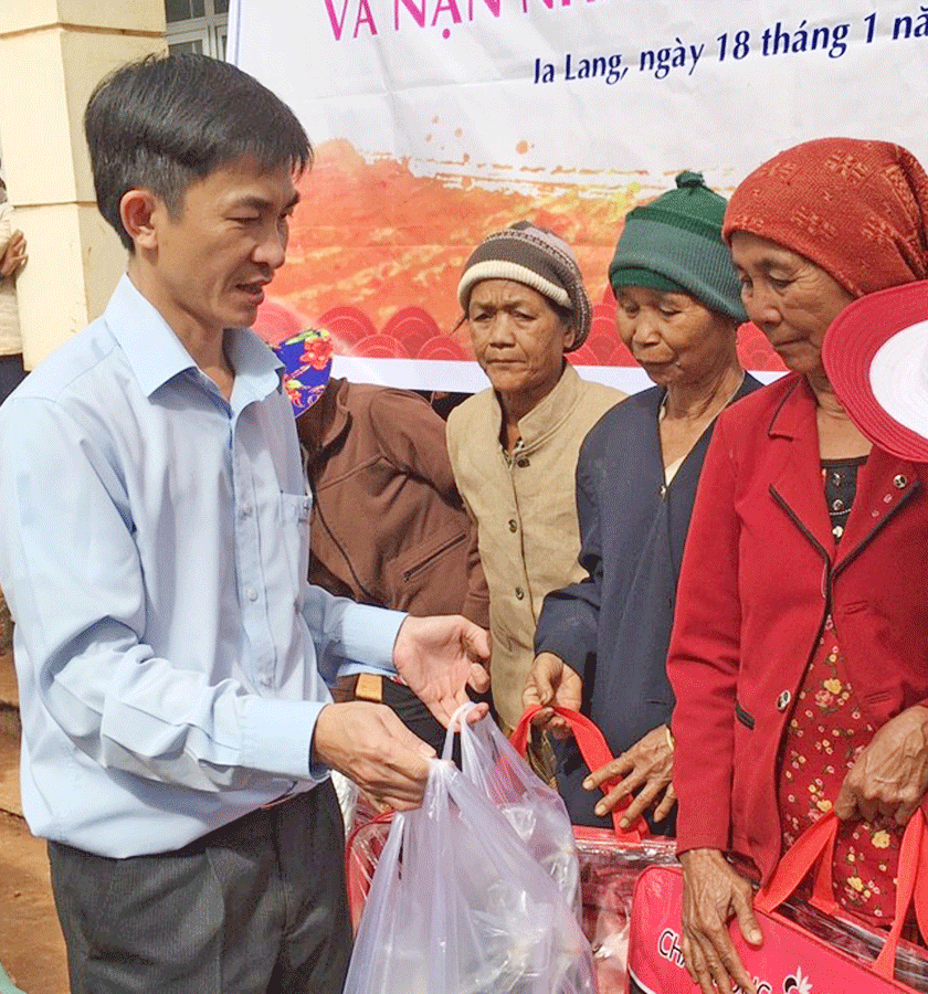 Trao quà cho các hộ nghèo ở xã Ia Lang (huyện Đức Cơ). Ảnh: H.N