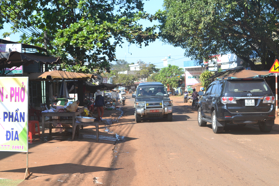 Tình trạng lấn chiếm lòng lề đường tỉnh lộ 664 tại thôn 1, xã Ia Krai, huyện Ia Grai. Ảnh: H.C