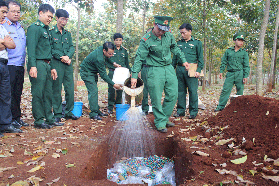 Bộ đội Biên phòng tiến hành tiêu hủy số pháo trái phép bị bắt giữ. Ảnh: N.T Bộ đội Biên phòng tiến hành tiêu hủy số pháo trái phép bị bắt giữ. Ảnh: N.T