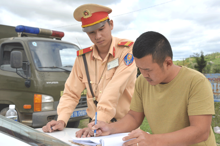 Tài xế ký cam kết không chở quá khổ, quá tải. Ảnh: N.H Tài xế ký cam kết không chở quá khổ, quá tải. Ảnh: N.H