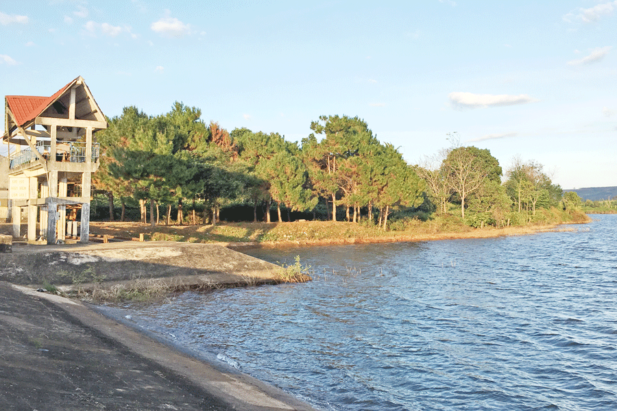 Hồ nước mênh mông cạnh chân đồi Độc Lập. Ảnh: L.H