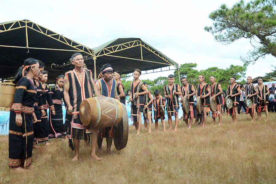 Biểu diễn cồng chiêng tại “Tuần lễ cỏ hồng Đak Đoa 2017”. Ảnh: internet Biểu diễn cồng chiêng tại “Tuần lễ cỏ hồng Đak Đoa 2017”. Ảnh: internet