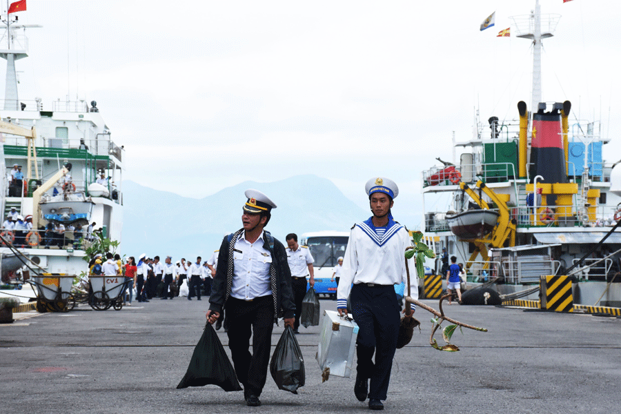 Cán bộ, chiến sĩ công tác tại các điểm đảo Trường Sa hết thời gian trở về đất liền