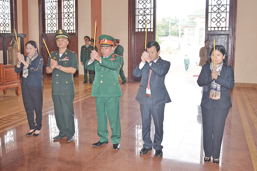 Các đại biểu thắp hương tưởng niệm liệt sĩ. Ảnh: V.H
