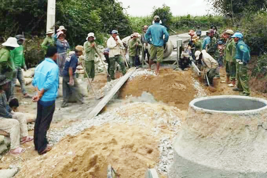 Câu lạc bộ máu nóng Gia Lai phụ giúp nhân công cùng huyện Đoàn Đak Pơ làm 200 mét đường tại làng Klal. Ảnh: Đ.Y Câu lạc bộ máu nóng Gia Lai phụ giúp nhân công cùng huyện Đoàn Đak Pơ làm 200 mét đường tại làng Klal. Ảnh: Đ.Y