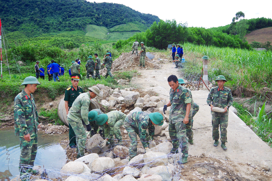 Cán bộ, chiến sĩ Lữ đoàn Pháo binh 368 tham gia tu sửa đường giao thông, góp phần giúp địa phương xây dựng nông thôn mới. Ảnh: Hồng Thi Cán bộ, chiến sĩ Lữ đoàn Pháo binh 368 tham gia tu sửa đường giao thông, góp phần giúp địa phương xây dựng nông thôn mới. Ảnh: Hồng Thi