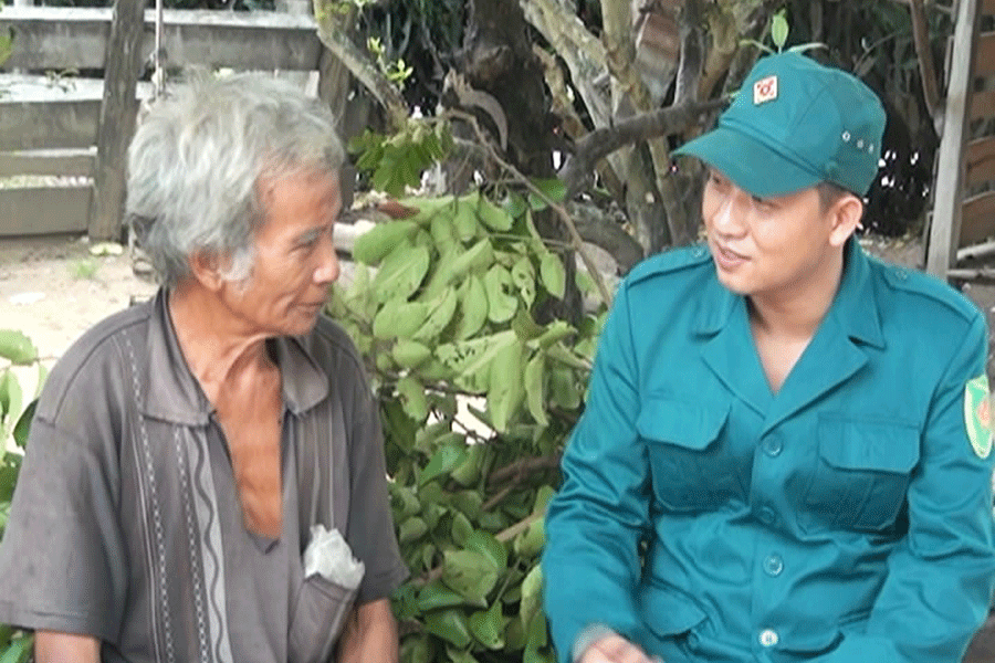 Anh Trần Quốc Tiến (bên phải) thăm hỏi, động viên gia đình có con em đang nhập ngũ. Ảnh: N.S