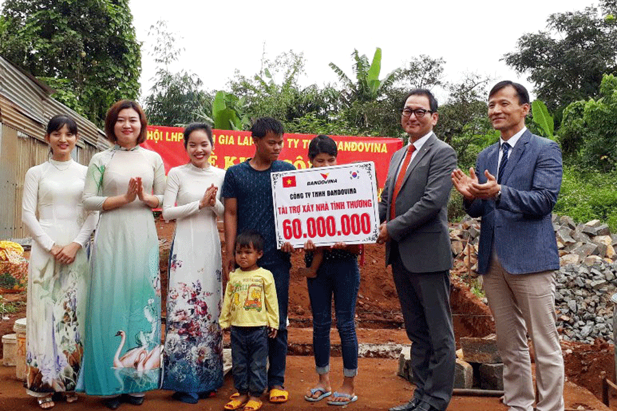 Nhờ tích cực vận động các doanh nghiệp, nhà hảo tâm đóng góp, năm 2017, Hội LHPN các cấp trong tỉnh đã giúp nhiều hội viên có nhà ở ổn định. Ảnh: N.H