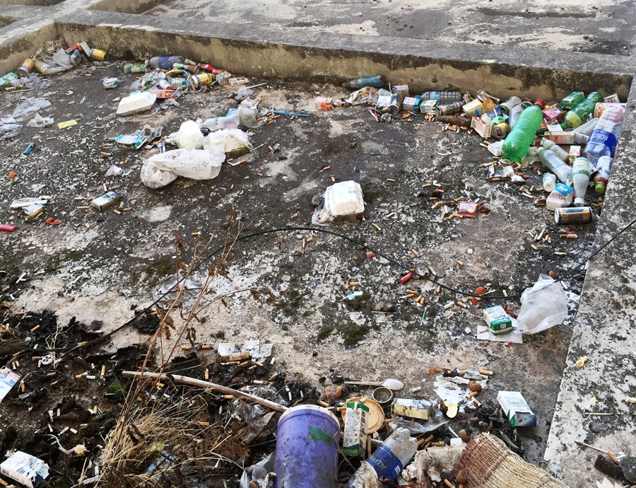 Rác thải tập kết lâu ngày trên trần hành lang bệnh viện. Ảnh: V.N Rác thải tập kết lâu ngày trên trần hành lang bệnh viện. Ảnh: V.N