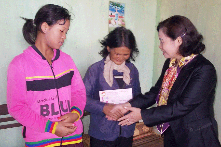 Thăm và tặng quà tết các hộ gia đình có hoàn cảnh khó khăn. Ảnh: T.N Thăm và tặng quà tết các hộ gia đình có hoàn cảnh khó khăn. Ảnh: T.N