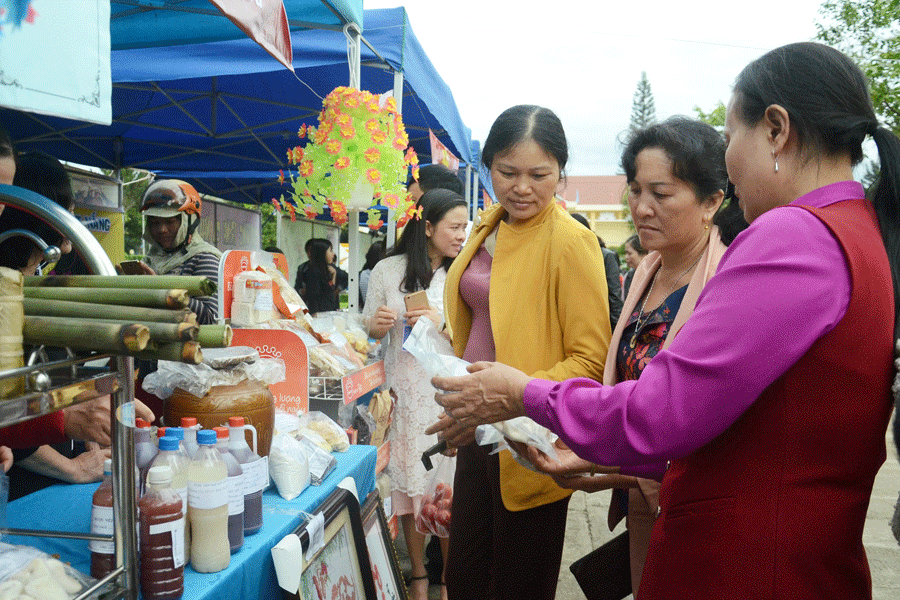 Các mặt hàng được bày bán tại phiên chợ Tết rất đa dạng, phong phú. Ảnh: P.L