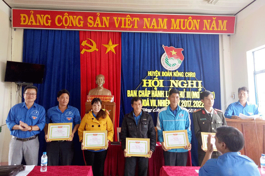 Khen thưởng tập thể, cá nhân có thành tích xuất sắc trong công tác Đoàn. Ảnh: P.L Khen thưởng tập thể, cá nhân có thành tích xuất sắc trong công tác Đoàn. Ảnh: P.L