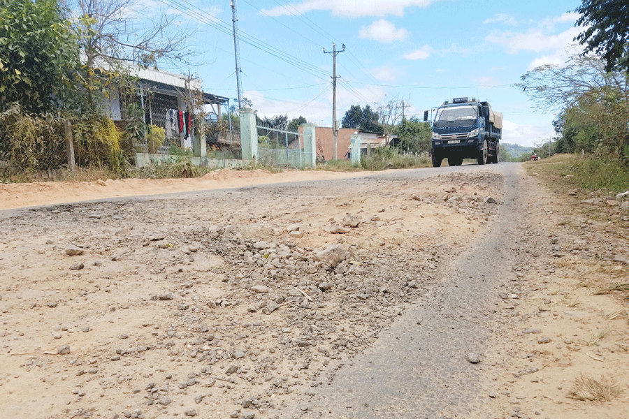 Xe chở cát cày nát mặt đường vào xã Hà Tây. Ảnh: V.N Xe chở cát cày nát mặt đường vào xã Hà Tây. Ảnh: V.N