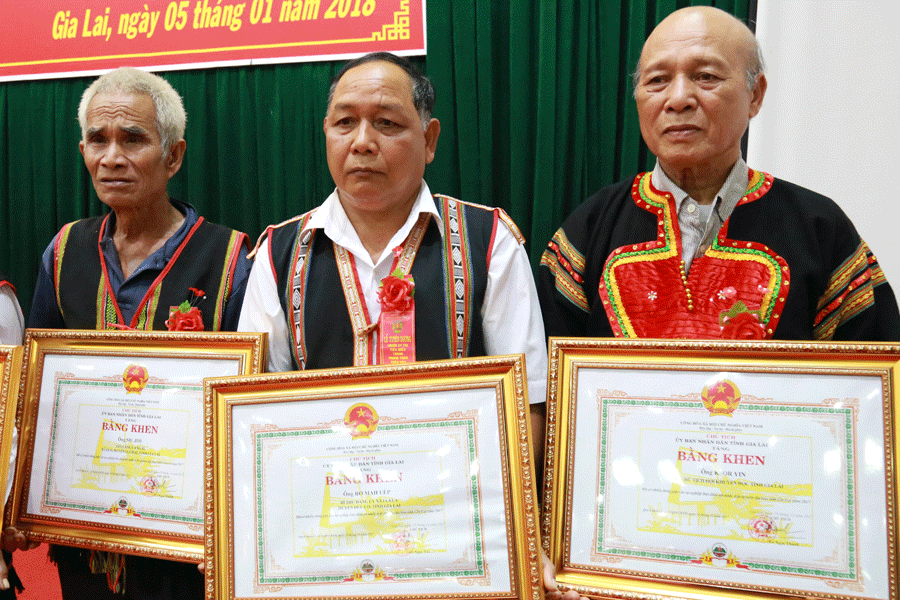 Ông Rơ Mah Uếp (giữa) nhận bằng khen của Chủ tịch UBND tỉnh vì có nhiều đóng góp vào sự nghiệp bảo đảm an ninh trật tự trên địa bàn tỉnh năm 2017. Ảnh: T.T