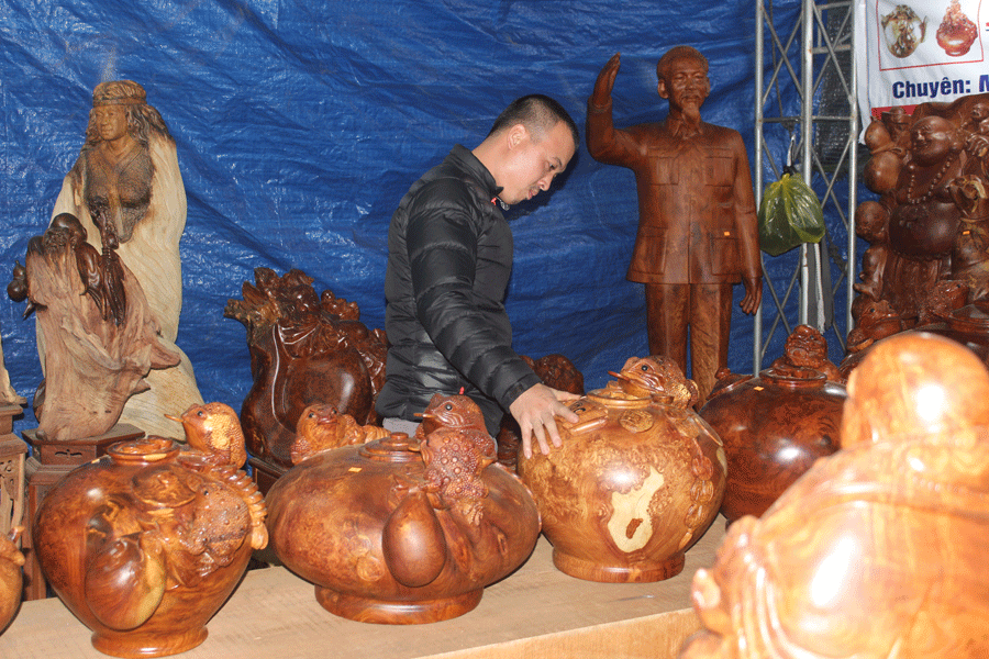 Đồ gỗ mỹ nghệ thu hút sự quan tâm của nhiều gia đình. Ảnh: N.T