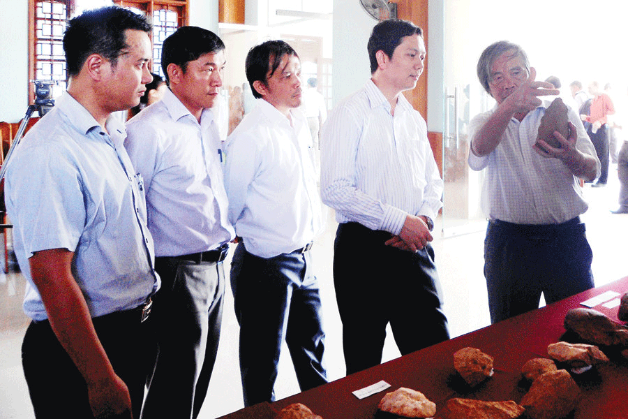 PGS.TS Nguyễn Khắc Sử giới thiệu về các di vật đá mới phát lộ. Ảnh: Lê Hòa PGS.TS Nguyễn Khắc Sử giới thiệu về các di vật đá mới phát lộ. Ảnh: Lê Hòa