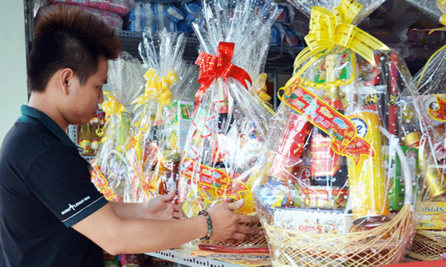 Dù đã khởi động cách đây gần 1 tháng nhưng thị trường giỏ quà Tết vẫn khá ít người mua. Ảnh: internet Dù đã khởi động cách đây gần 1 tháng nhưng thị trường giỏ quà Tết vẫn khá ít người mua. Ảnh: internet