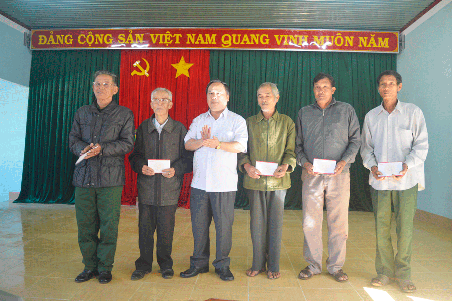 Phó Bí thư Tỉnh ủy Châu Ngọc Tuấn tặng quà gia đình chính sách tiêu biểu ở xã Hải Yang. Ảnh. Đ.Y