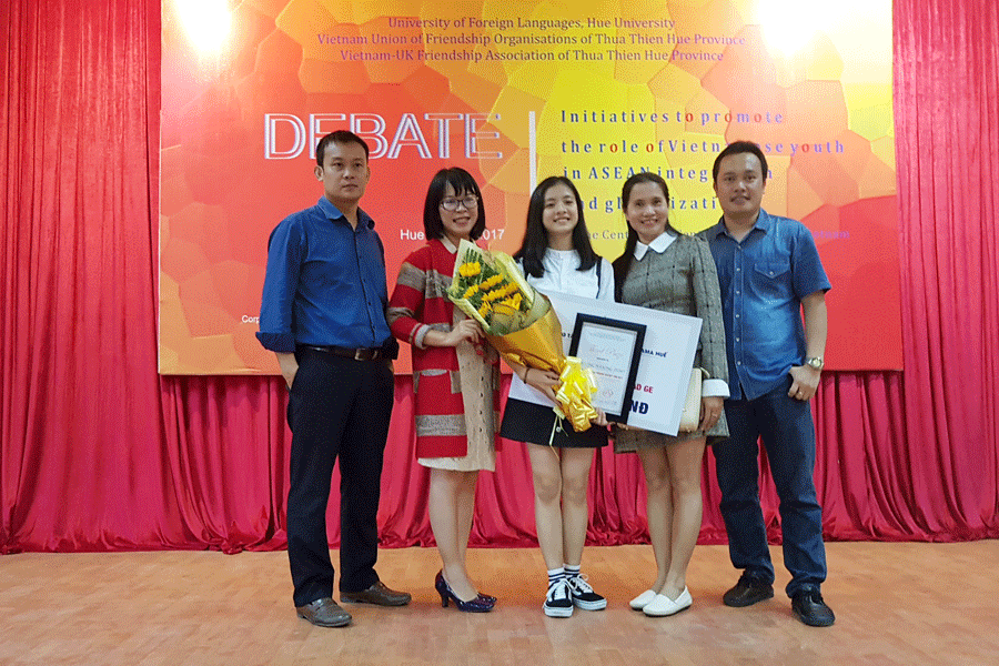 Trương Phương Thảo (giữa) chụp hình lưu niệm cùng thầy cô Trường THPT Quang Trung tại Huế. Ảnh: Nguyễn Giang Trương Phương Thảo (giữa) chụp hình lưu niệm cùng thầy cô Trường THPT Quang Trung tại Huế. Ảnh: Nguyễn Giang