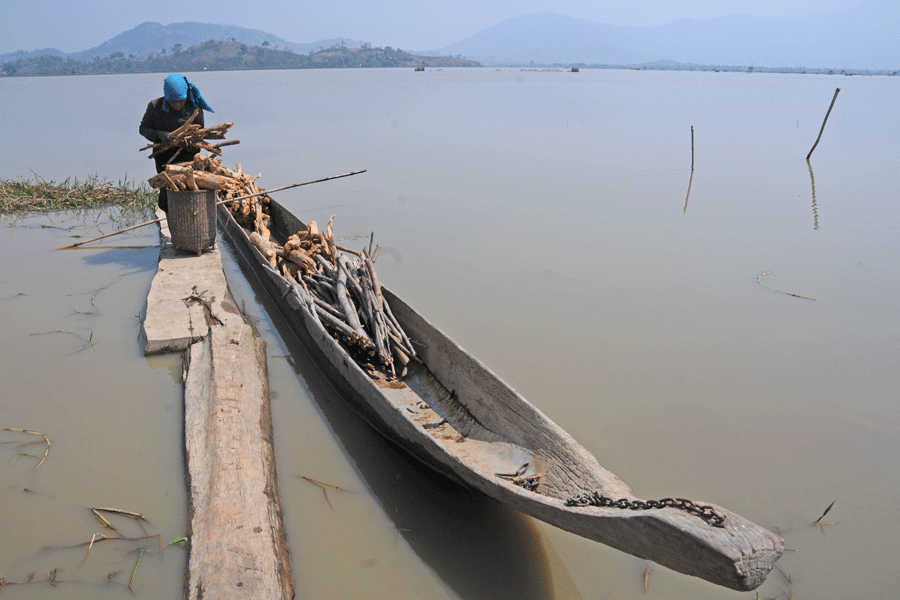Một phụ nữ M’nông sử dụng thuyền độc mộc để đi lấy củi. Ảnh: N.H.T Một phụ nữ M’nông sử dụng thuyền độc mộc để đi lấy củi. Ảnh: N.H.T