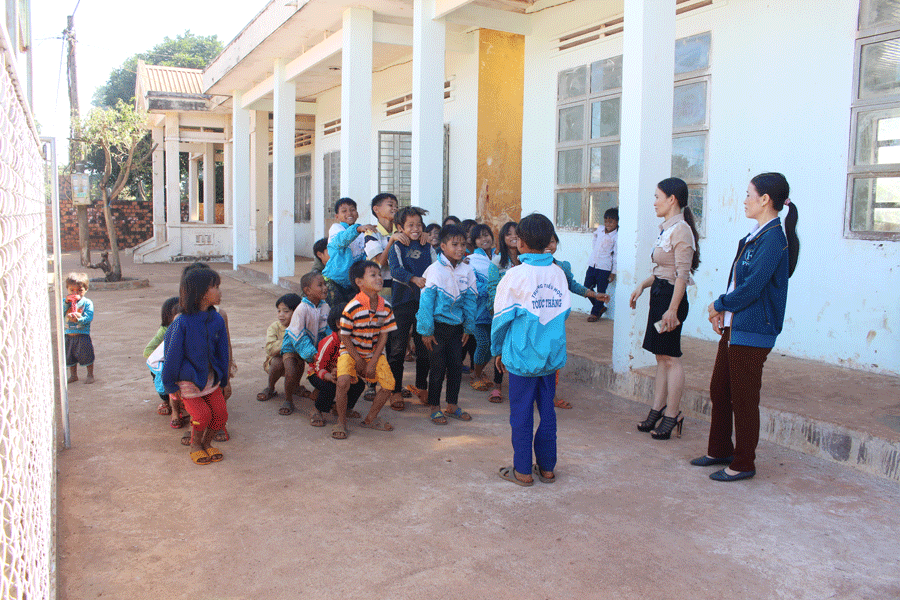 Học trò làng Roh đã được sinh hoạt trong một khuôn viên sạch đẹp. Ảnh: N.G