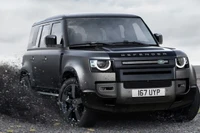 Land Rover Defender 130 - lựa chọn tuyệt vời cho gia đình với giá từ 5,989 tỷ đồng