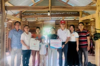 Trao học bổng cho học sinh nghèo vượt khó 
