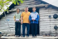 Trao học bổng “Điểm tựa nhân ái” cho 2 học sinh có hoàn cảnh khó khăn