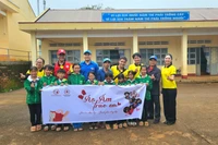 Tặng quà cứu trợ bà con xã Ia Sao sau bão số 13